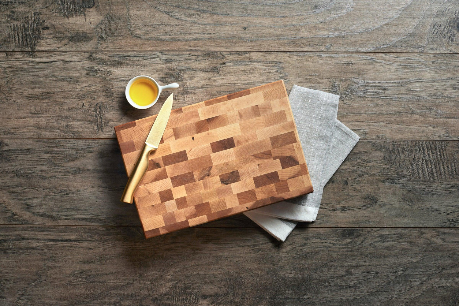 Butcher block with recessed handle and rubber feet (8 x 12 x 2 in)