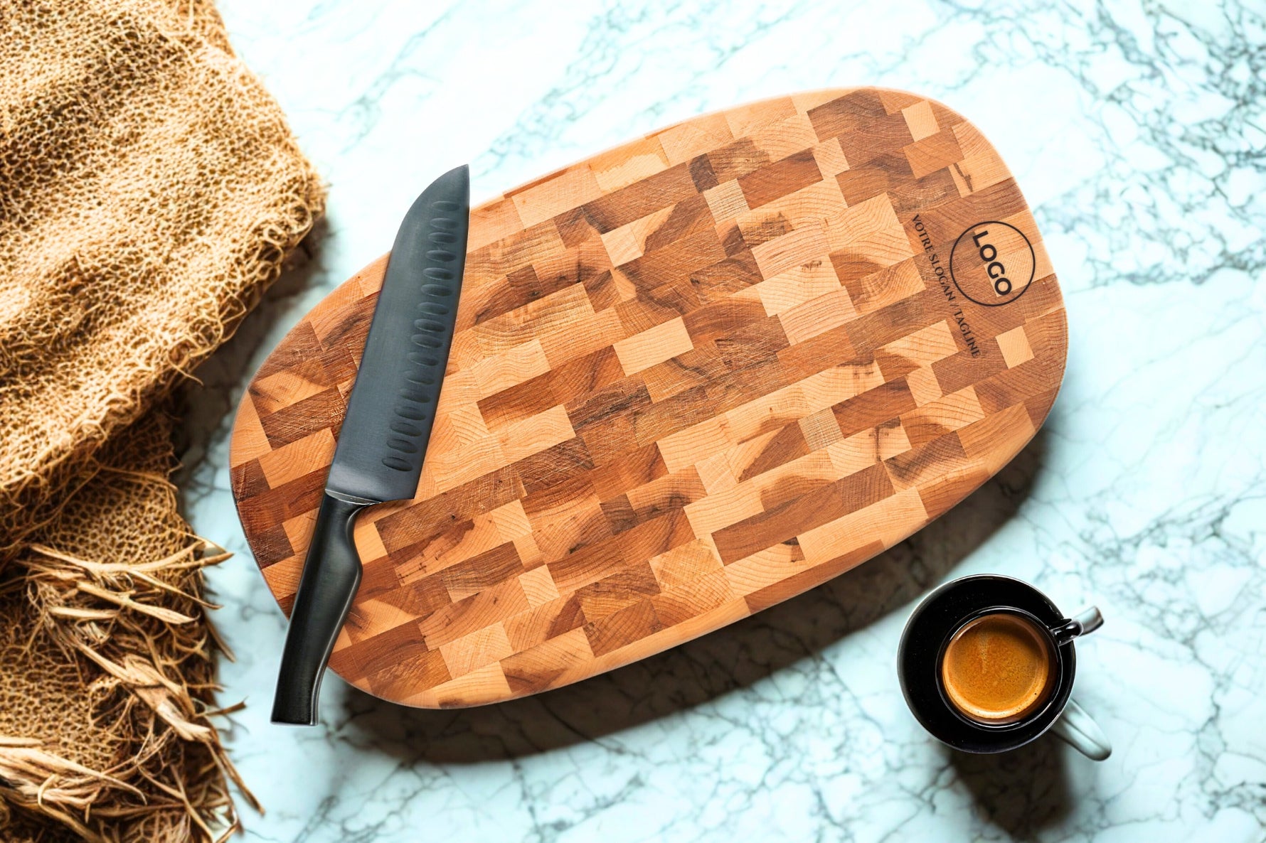 Bloc à dépecer oval avec rainure et poignées creusées (10.5 x 18.5 x 1.25 po)- en bois d’érable haut de gamme, logo d’entreprise gravé, cadeau corporatif personnalisé, produit local du Québec