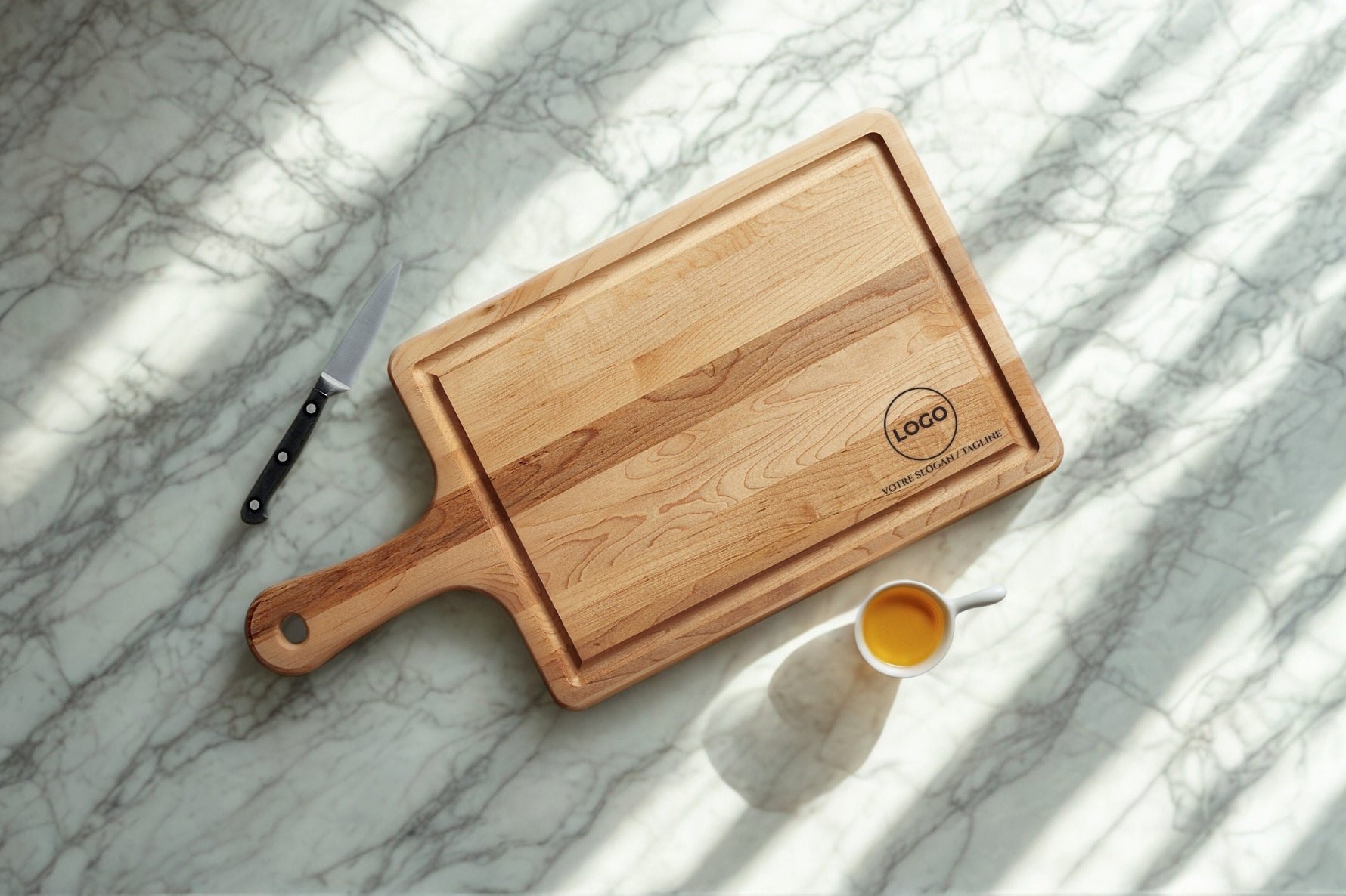 Planche à découper à poignée avec rainure (10 x 20 x 0.75 po)- en bois d’érable élégant, personnalisation incluse, cadeau d’affaires québécois, fabrication locale