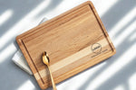 Planche à découper avec finition en angle et rainure (10 x 14 x 0.75 po)- en bois d’érable, gravure professionnelle incluse, cadeau corporatif moderne, fabrication locale