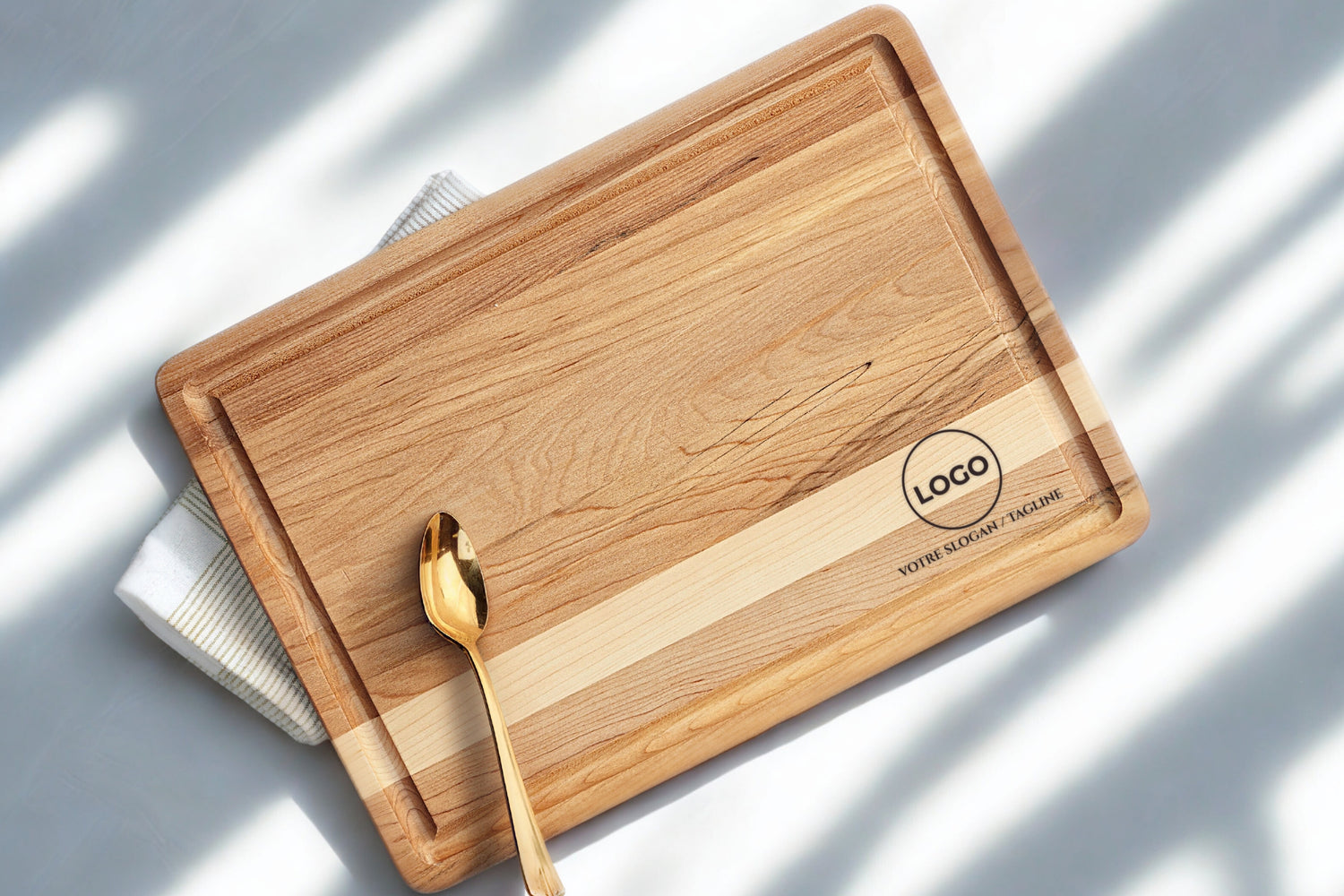 Planche à découper avec finition en angle et rainure (10 x 14 x 0.75 po)- en bois d’érable, gravure professionnelle incluse, cadeau corporatif moderne, fabrication locale