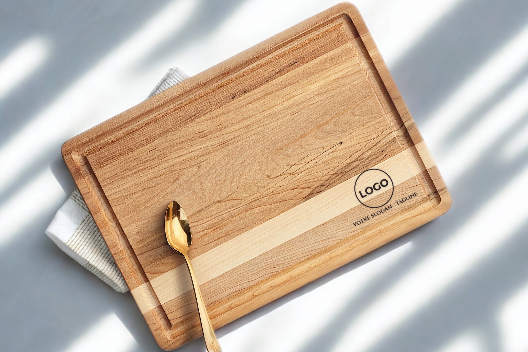 Planche à découper avec finition en angle et rainure (10 x 14 x 0.75 po)- en bois d’érable, gravure professionnelle incluse, cadeau corporatif moderne, fabrication locale