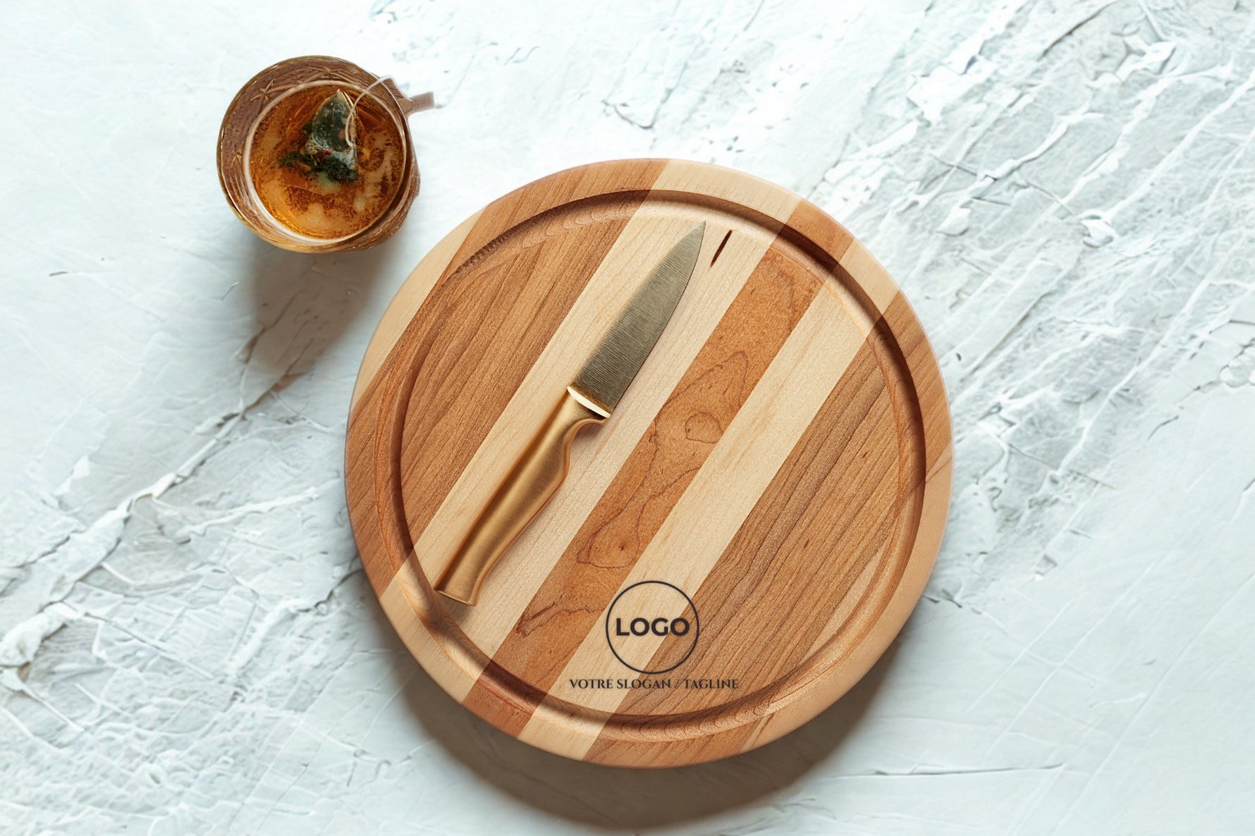 Planche à découper ronde avec rainure (11 po x 0.75 po)- en bois d’érable raffiné, gravure laser incluse, cadeau corporatif durable, conception québécoise